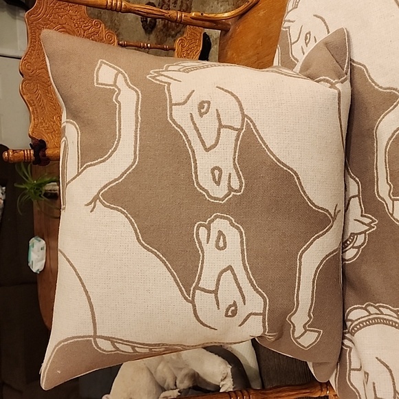 Willam Sonoma Home. New Forest Lambswool Throw and Matching Pillow. - Picture 4 of 12